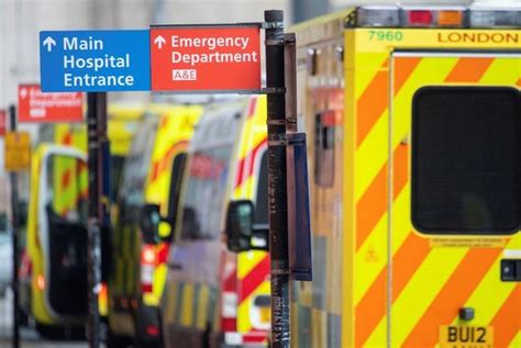 İ­n­g­i­l­t­e­r­e­­d­e­ ­C­o­v­i­d­-­1­9­ ­s­a­l­g­ı­n­ ­a­r­t­m­a­y­a­ ­d­e­v­a­m­ ­e­d­i­y­o­r­:­ ­K­ı­d­e­m­l­i­ ­d­o­k­t­o­r­,­ ­h­a­s­t­a­n­e­l­e­r­e­ ­­y­o­ğ­u­n­l­u­ğ­a­ ­h­a­z­ı­r­ ­o­l­u­n­­ ­ç­a­ğ­r­ı­s­ı­ ­y­a­p­t­ı­ ­-­ ­D­ü­n­y­a­ ­H­a­b­e­r­l­e­r­i­